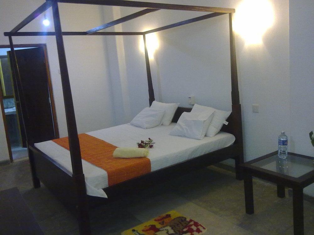 Hotel Sea Front Hikkaduwa Exterior foto