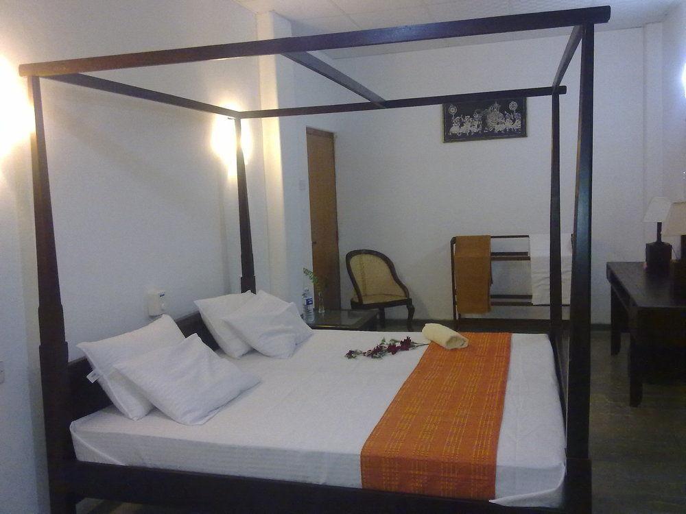 Hotel Sea Front Hikkaduwa Exterior foto