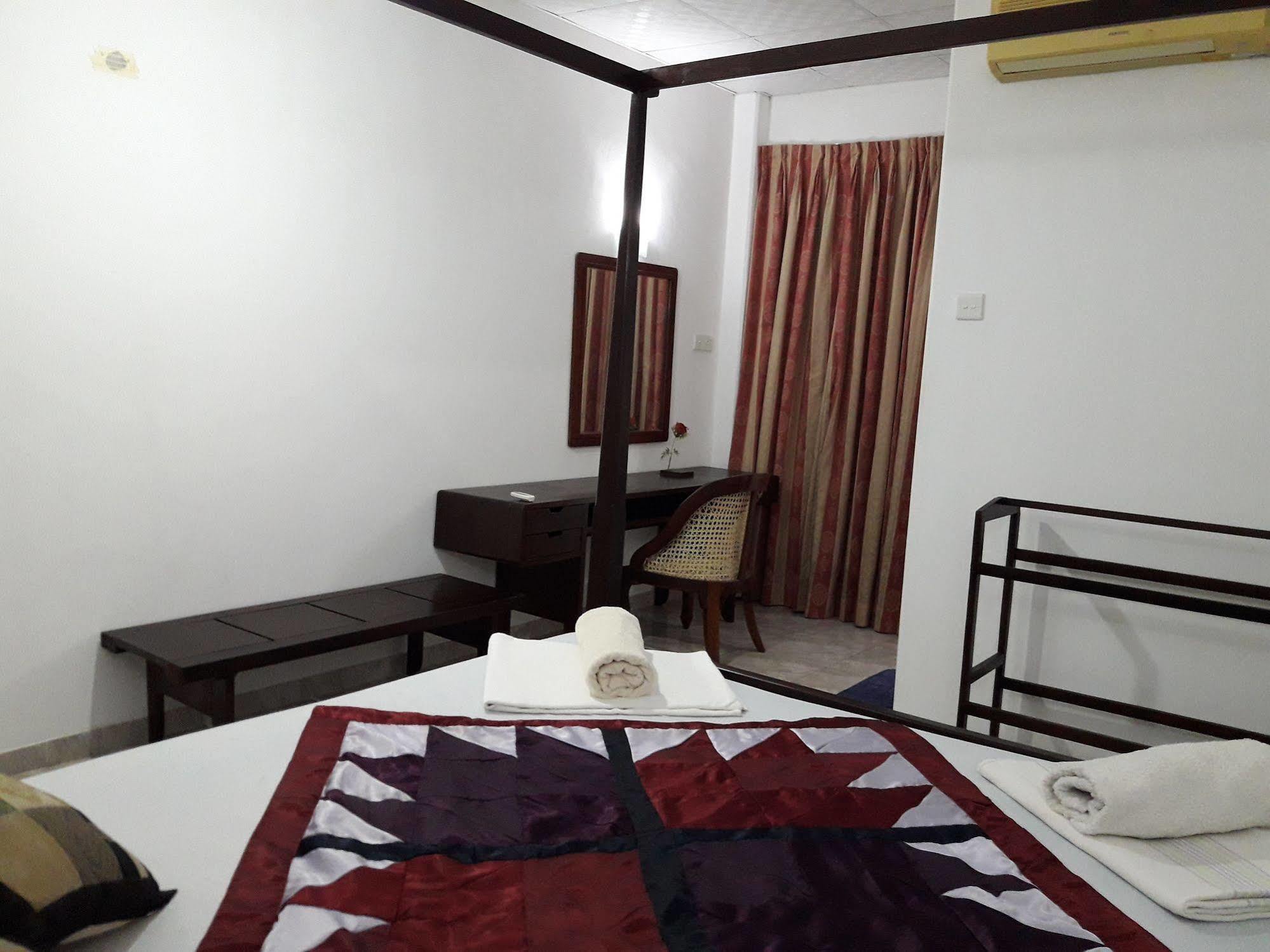 Hotel Sea Front Hikkaduwa Exterior foto